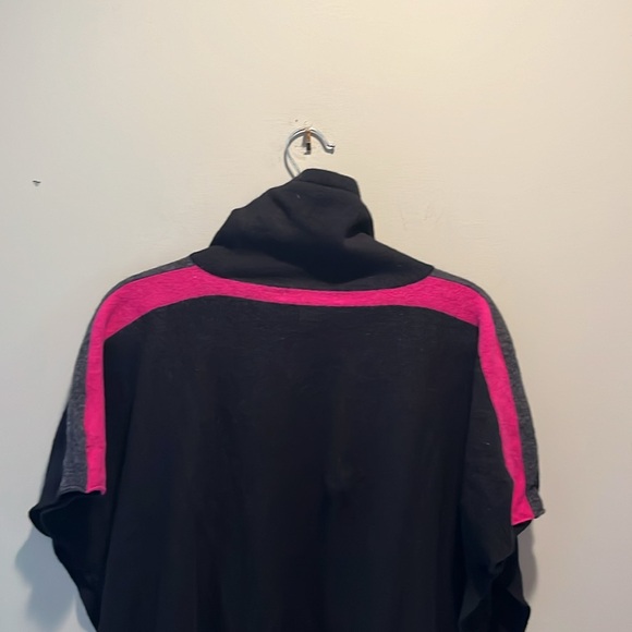 Tahari Wool and Cahmere Poncho - Picture 5 of 9